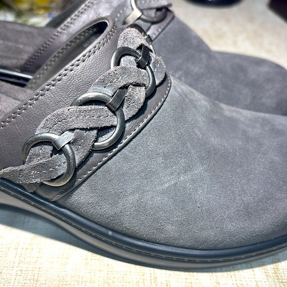 G.H. Bass & Co. Gray Suede Leather Clog Mules in Like New Condition! - Picture 11 of 11